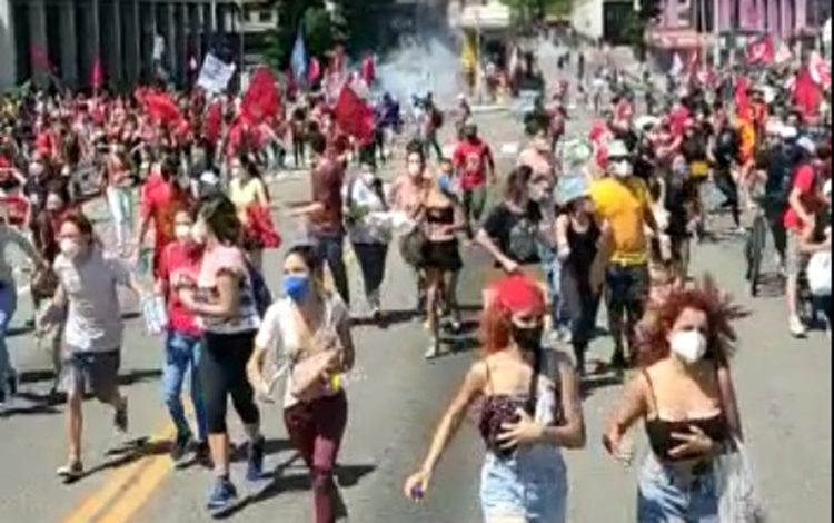 Manifestação contra Bolsonaro é registrada em João Pessoa — Foto: Deyse Ponciano/TV Cabo Branco
