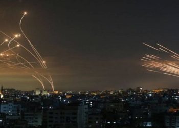 Imagem captada pela fotógrafa Ana Baba mostra o poderoso escudo antimíssil de israelense interceptando mísseis; confronto já matou mais de 120 palestinos