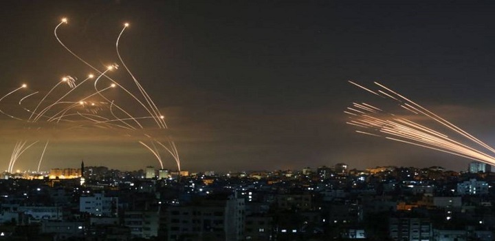 Imagem captada pela fotógrafa Ana Baba mostra o poderoso escudo antimíssil de israelense interceptando mísseis; confronto já matou mais de 120 palestinos
