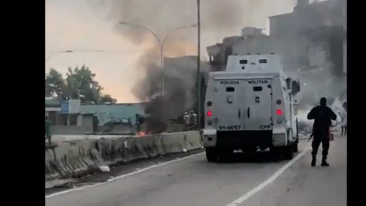 Protesto contra morte de Kathlen na autoestrada Grajaú-Jacarepaguá; quase 75% das vítimas de homicídio no Brasil são negros (Foto: Reprodução PMRJ)