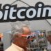 "Não queremos saber o que pensam", diz um defensor do bitcoin. "Façam o que fizerem, não podem nos deter." (Foto: Divulgação - Getty Images)