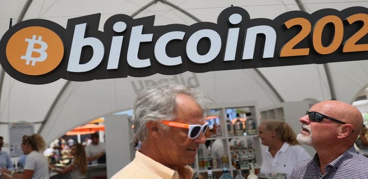 "Não queremos saber o que pensam", diz um defensor do bitcoin. "Façam o que fizerem, não podem nos deter." (Foto: Divulgação - Getty Images)