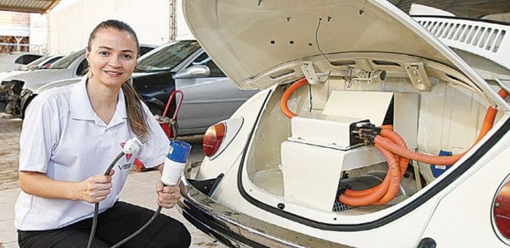 engenheira eletricista Aline Gonçalves Santos, moradora de Vila Velha (ES), conseguiu equipar um Fusca de 1971 com motor elétrico.