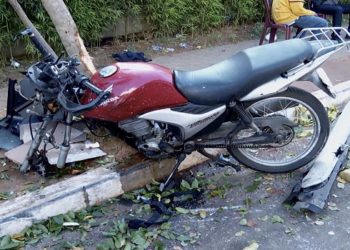 Uma das motocicletas atropeladas pela BMW na ocorrência da madrugada deste domingo (27). — Foto: Reprodução/GloboNews