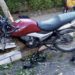 Uma das motocicletas atropeladas pela BMW na ocorrência da madrugada deste domingo (27). — Foto: Reprodução/GloboNews