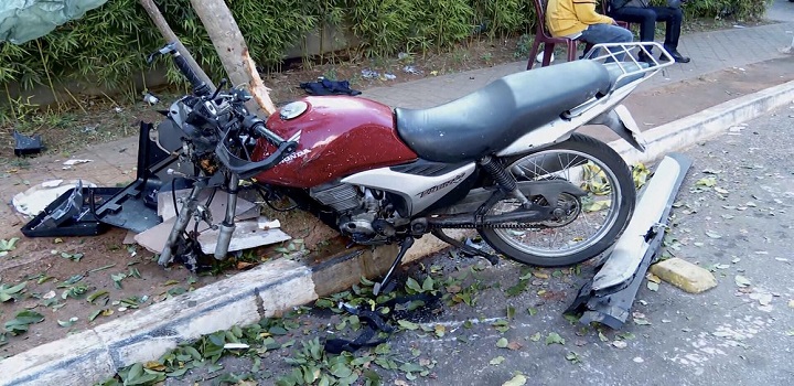 Uma das motocicletas atropeladas pela BMW na ocorrência da madrugada deste domingo (27). — Foto: Reprodução/GloboNews