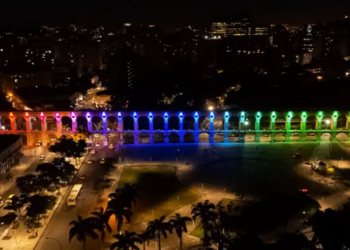 Arcos da Lapa receberam as cores da bandeira do Orgulho LGBTQIA+