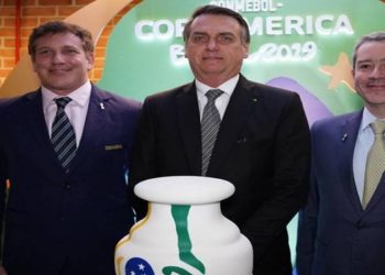Jair Bolsonaro foi acionado diretamente pelo presidente da CBF, Rogério Caboclo, na manhã desta segunda-feira para falar sobre o interesse da Conmebol em realizar a Copa América no Brasil.