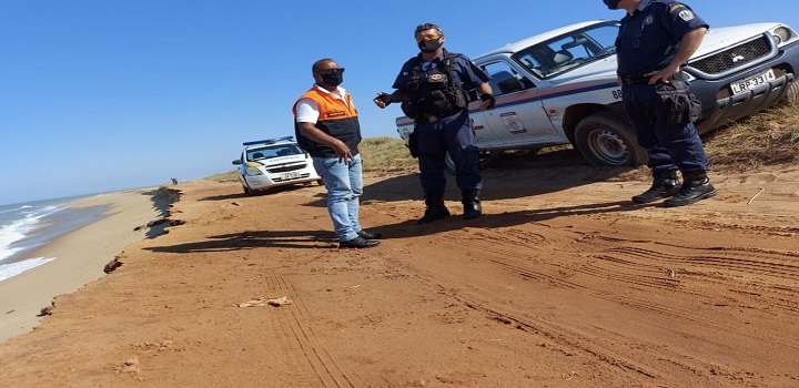 Ressaca destrói parte de estrada que liga a praia de Farol de São Thomé a São João da Barra,