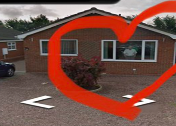 Usuários das redes sociais estão compartilhando imagens do Google Street View que mostram amigos e parentes que já morreram.