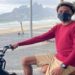 Matheus Ribeiro, professor de surfe, afirma que esperava a namorada quando jovem chegou perguntando se ele tinha roubado sua bicicleta.