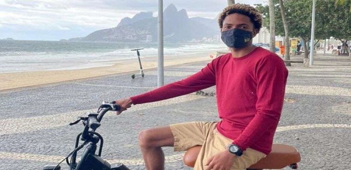 Matheus Ribeiro, professor de surfe, afirma que esperava a namorada quando jovem chegou perguntando se ele tinha roubado sua bicicleta.