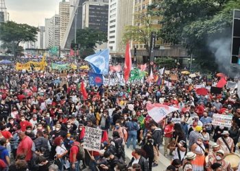 Protestos ocorrem em Brasília e mais 19 capitais. Atos ocorrem de forma pacífica e manifestantes, em geral, usam máscaras e, em alguns momentos, houve aglomeração.