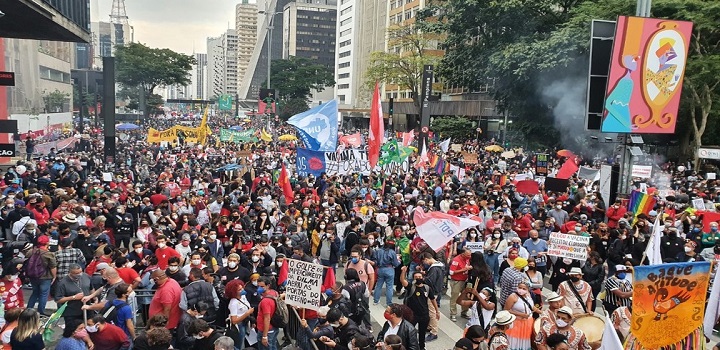 Protestos ocorrem em Brasília e mais 19 capitais. Atos ocorrem de forma pacífica e manifestantes, em geral, usam máscaras e, em alguns momentos, houve aglomeração.