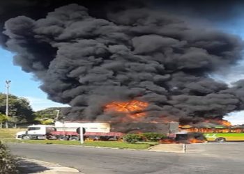 acidente, com uma carreta e um ônibus em chamas, deixou nove feridos RJ-186, por volta das 14h desta terça-feira (15), em Bom Jesus do Itabapoana