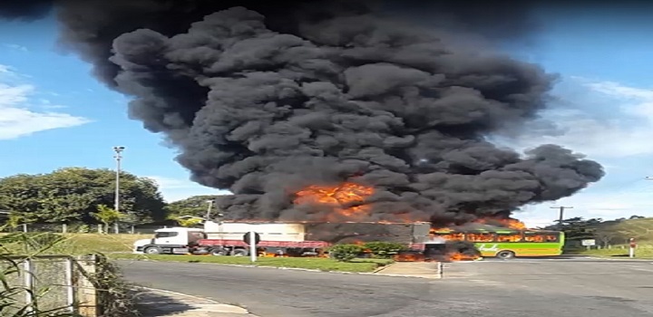 acidente, com uma carreta e um ônibus em chamas, deixou nove feridos RJ-186, por volta das 14h desta terça-feira (15), em Bom Jesus do Itabapoana