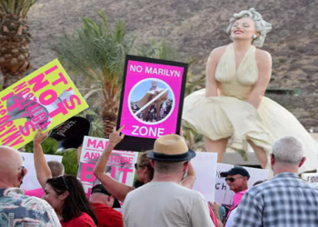 Grupos de ativistas protestaram contra a instalação da peça, que acreditam representar uma Marilyn hiper-sexualizada, ao lado de um museu de arte