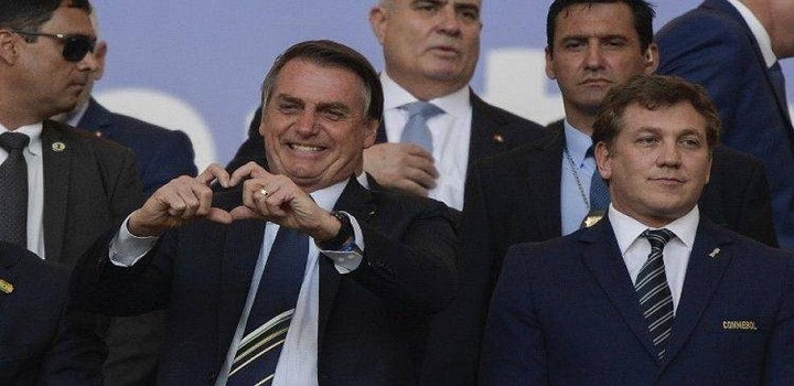 presidente Jair Bolsonaro confirmou nesta terça-feira (1º), durante solenidade no Ministério da Saúde, que o Brasil será a sede da Copa América.