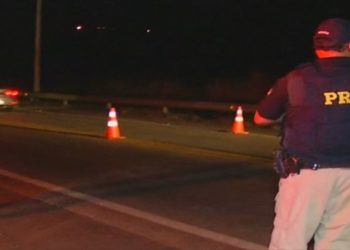Agentes da força-tarefa buscam por Lázaro Barbosa, na tarde desta sexta-feira (18), em uma mata entre o distrito de Girassol