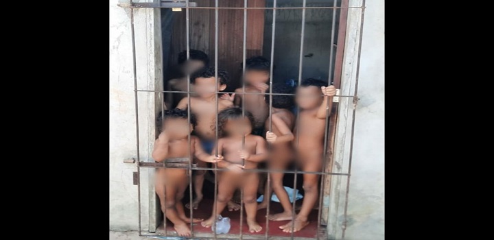 adolescente de 13 anos, tia das crianças, também estava na residência. Menores foram levados para abrigos.