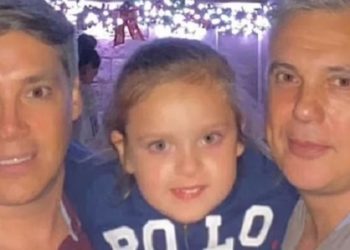 Bhavna Patel, uma cidadã britânica e americana de 38 anos, seu marido Vishal Patel, 42, e sua filha de um ano, Aishani Patel, permanecem desaparecidos. Parte do prédio de doze andares desabou na madrugada de quinta-feira (24)