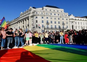 parlamento da Hungria aprovou, nesta terça-feira (15), uma lei que proíbe a disseminação de conteúdos com temáticas de homossexualidade Leia mais em: https://www.gazetadopovo.com.br/mundo/breves/hungria-proibe-conteudos-tematica-homossexual-escolas-publicidade-criancas/ Copyright © 2021, Gazeta do Povo. Todos os direitos reservados.