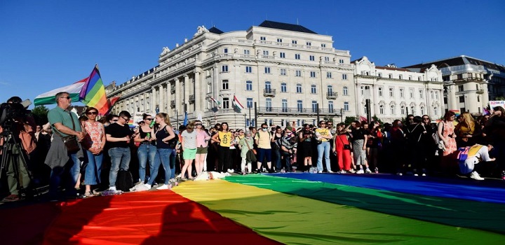 parlamento da Hungria aprovou, nesta terça-feira (15), uma lei que proíbe a disseminação de conteúdos com temáticas de homossexualidade Leia mais em: https://www.gazetadopovo.com.br/mundo/breves/hungria-proibe-conteudos-tematica-homossexual-escolas-publicidade-criancas/ Copyright © 2021, Gazeta do Povo. Todos os direitos reservados.