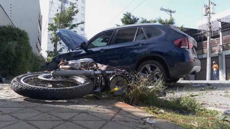 BMW que causou o acidente e moto atropelada na ocorrência — Foto: Reprodução/GloboNews
