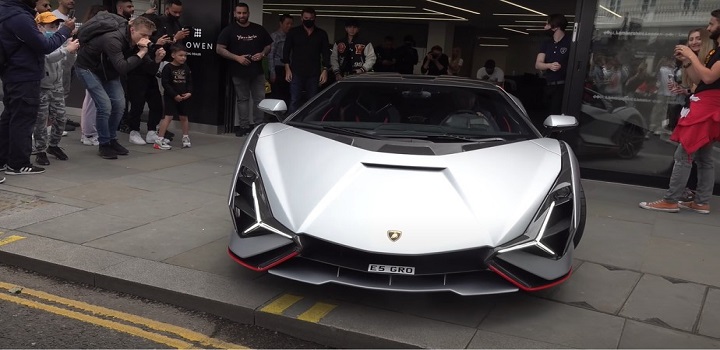 um brasileiro radicado em Londres (Inglaterra) comprou a primeira unidade do Lamborghini Sián.