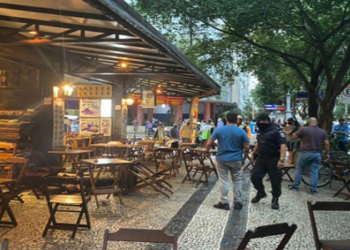 Segundo relatos, um garçom do local também foi atingido. (Foto: Agência O Dia)