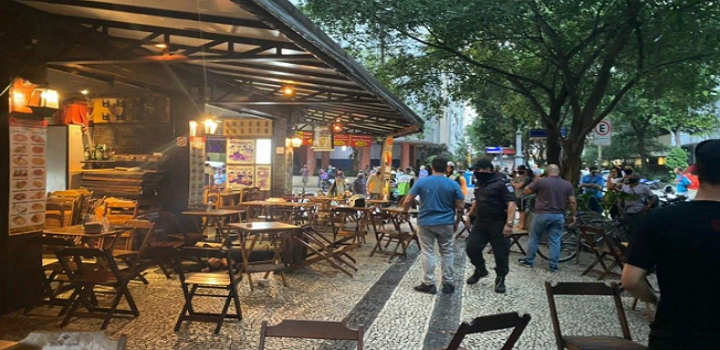 Segundo relatos, um garçom do local também foi atingido. (Foto: Agência O Dia)