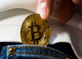 Dados do blockchain mostram que, na noite de segunda-feira, 13, um investidor fez uma enorme movimentação na rede do bitcoin pagando quase nenhuma taxa pela operação.