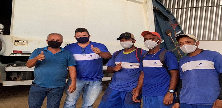 Caminhão de coleta passou e levou achando que era lixo. Os garis ganharam kit de gás de cozinha como agradecimento.