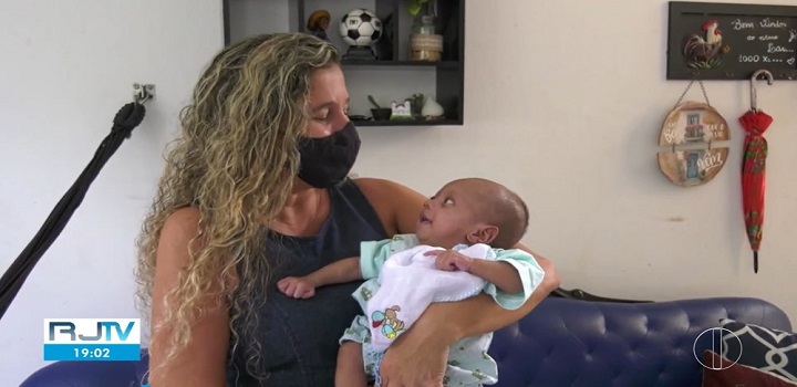 Pequeno Dominick, de quatro meses de idade, passou maior parte da curta vida internado em um hospital em Campos dos Goytacazes