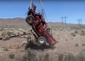 Youtubers jogam Toyota Hilux a 3 mil metros