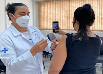 VIANA ES: Imunização em massa faz parte de estudo que avalia eficácia de uma dose menor da vacina na redução do número de casos de covid-19