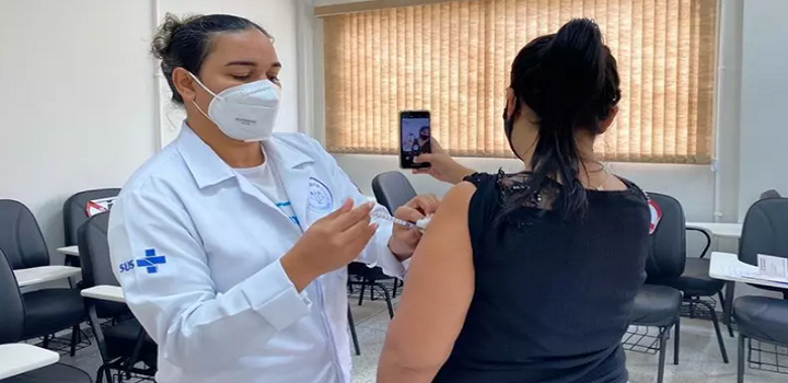 VIANA ES: Imunização em massa faz parte de estudo que avalia eficácia de uma dose menor da vacina na redução do número de casos de covid-19