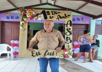 nude do professor de religião da escola, Vanderley Viana de Lima, de 67 anos.