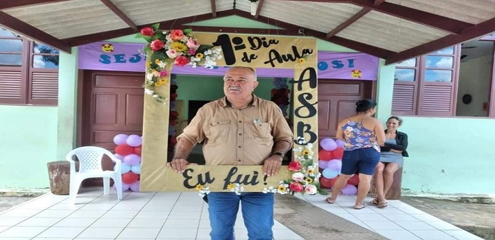 nude do professor de religião da escola, Vanderley Viana de Lima, de 67 anos.