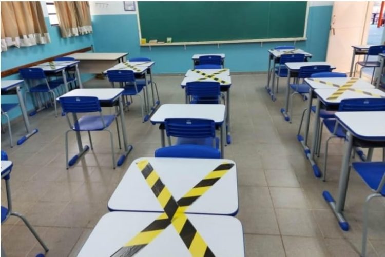Cadeiras escolares com distanciamento