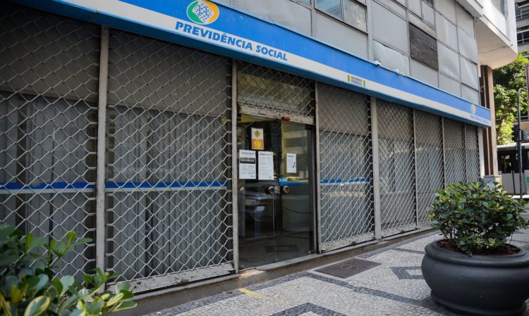 Aposentados e pensionista devem ficar atentos ao prazo da prova de vida