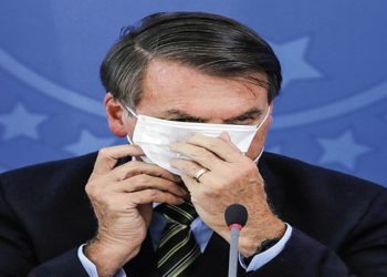 Bolsonaro promete “tirar dinheiro da Saúde e Educação” caso veto a distribuição de absorventes seja derrubado