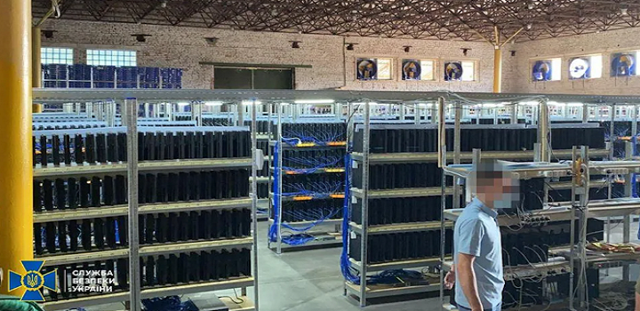 mineradora clandestina de criptomoedas na Ucrânia com 3,8 miil playstation 4