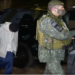 Vítimas foram obrigadas a transferir R$ 26 mil pelo celular enquanto estavam rendidas dentro do próprio carro. PM prendeu quatro homens e apreendeu um adolescente.