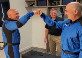 Homem mais rico do mundo, Jeff Bezos completa viagem espacial