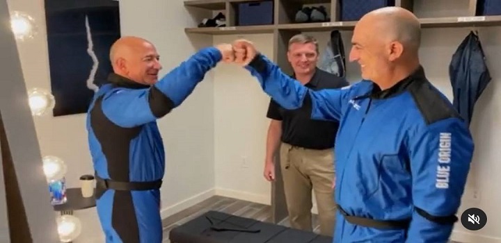 Homem mais rico do mundo, Jeff Bezos completa viagem espacial
