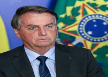 Bolsonaro quer revogar lei da vacinação compulsória contra a covid-19