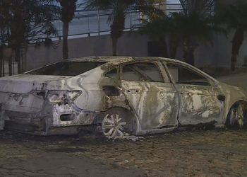 Carro foi queimado no bairro Colégio Batista, em Belo Horizonte — Foto: Reprodução/TV Globo