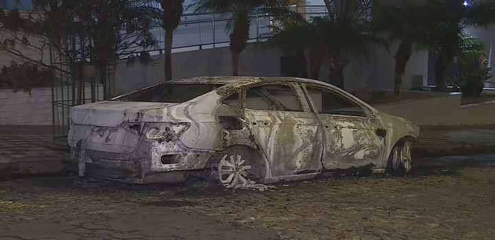 Carro foi queimado no bairro Colégio Batista, em Belo Horizonte — Foto: Reprodução/TV Globo