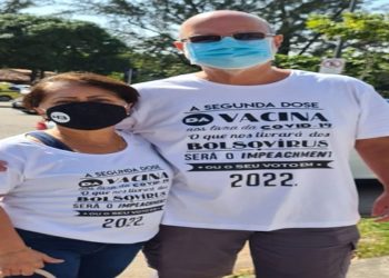 Casal usa camisa contra Bolsonaro e é impedido de se vacinar